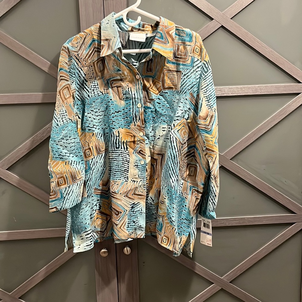 Alfred Dunner Button front top. Sheer fabric. Chestnut Hill group name style
